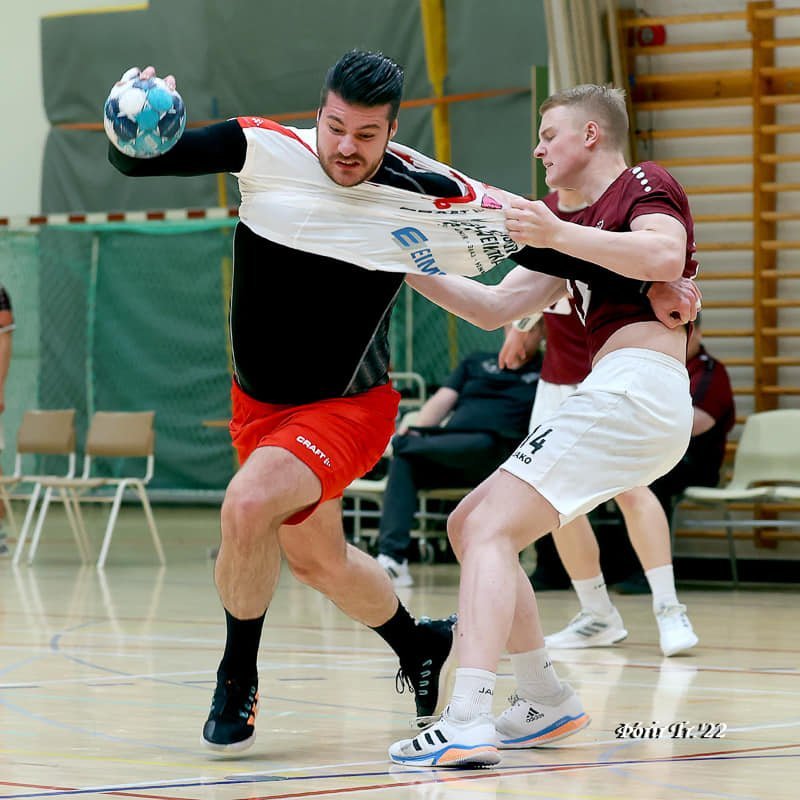 Varnarmenn andstæðinga hafa átt í stökustu vandræðum með að stöðva okkar mann á línunni og stundum þ…