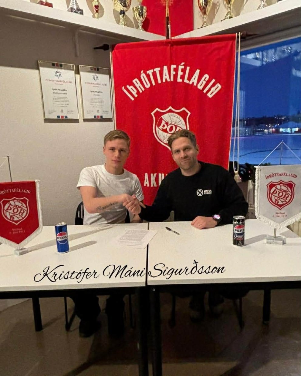 Kristófer Máni handsalar samninginn við Svein Elías Jónsson, formann knattspyrnudeildar.