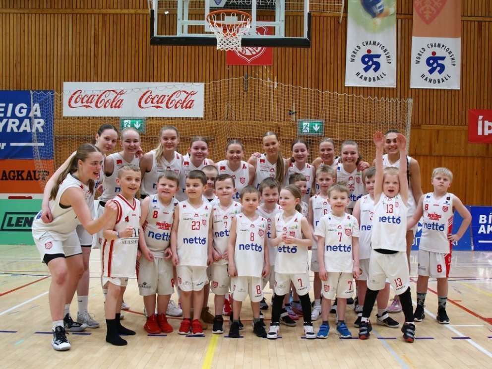 Leikskólahópur í körfubolta