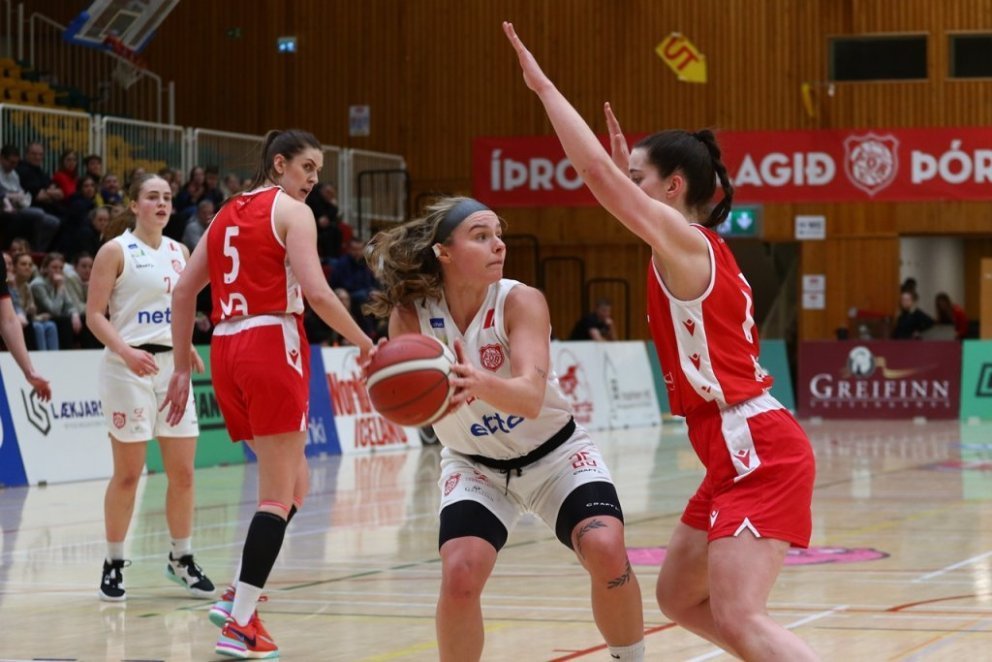 Maddie Sutton í leik Þórs og Vals á Akureyri í desember. Hún var öflug í fráköstunum í leiknum í kvö…