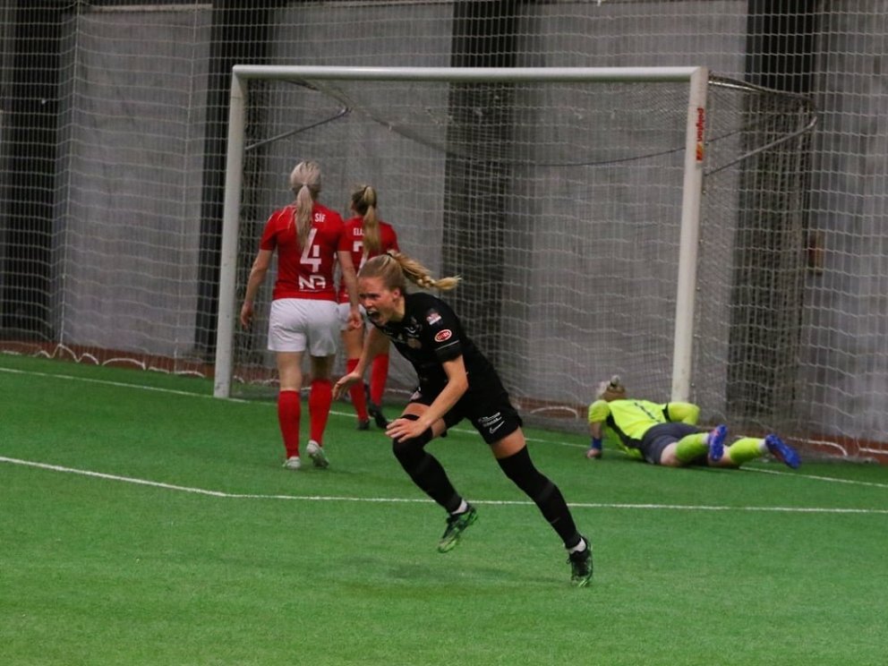 Margrét Árnadóttir fagnar af mikilli innlifun eftir að hún kom Þór/KA í 2-1 á 75. mínútu. Mynd: Páll…