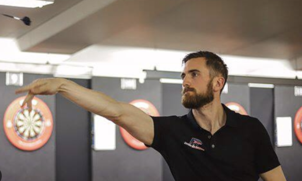 Matthías Örn Friðriksson, þjálfari píludeildar Þórs og landsliðsmaður í íþróttinni mætir í aðstöðu p…