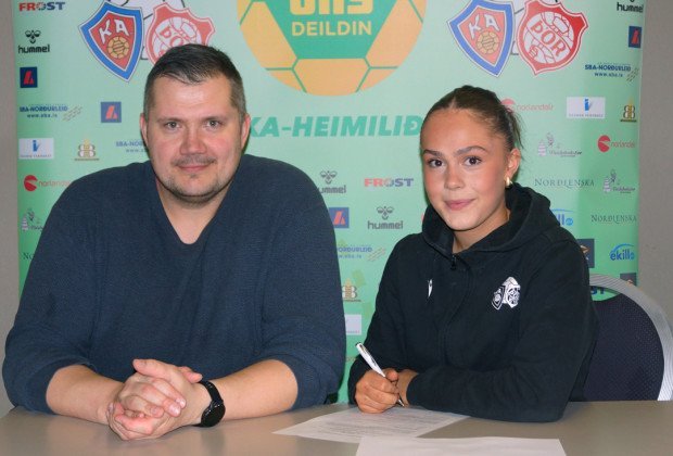 Stefán Guðnason formaður KA/Þórs og Bergrós Ásta við undirskriftina