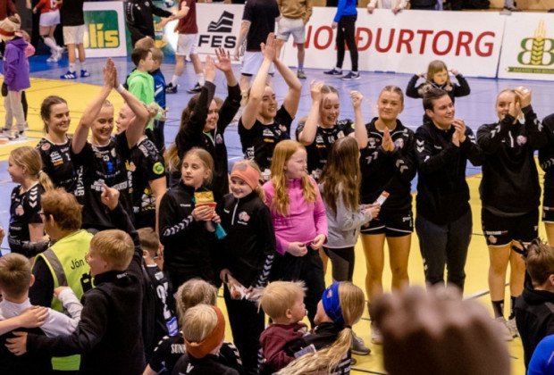 Stelpurnar í KA/Þór fagna með stuðningsmönnum eftir sigur á Valskonum í leik liðanna sl. mánudag. My…