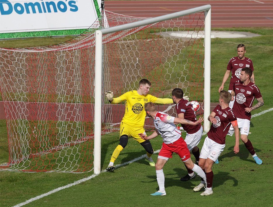 Alexander Már Þorláksson skorar fyrra mark Þórs með skalla eftir hornspyrnu frá Fannari Daða. Mynd: …