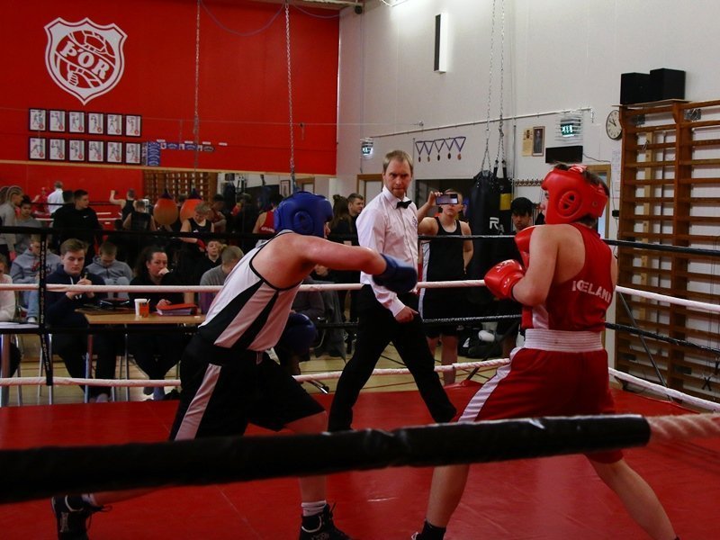 Sævar Ingi Rúnarsson, formaður Hnefaleikadeildarinnar, að störfum sem dómari í hnefaleikum.