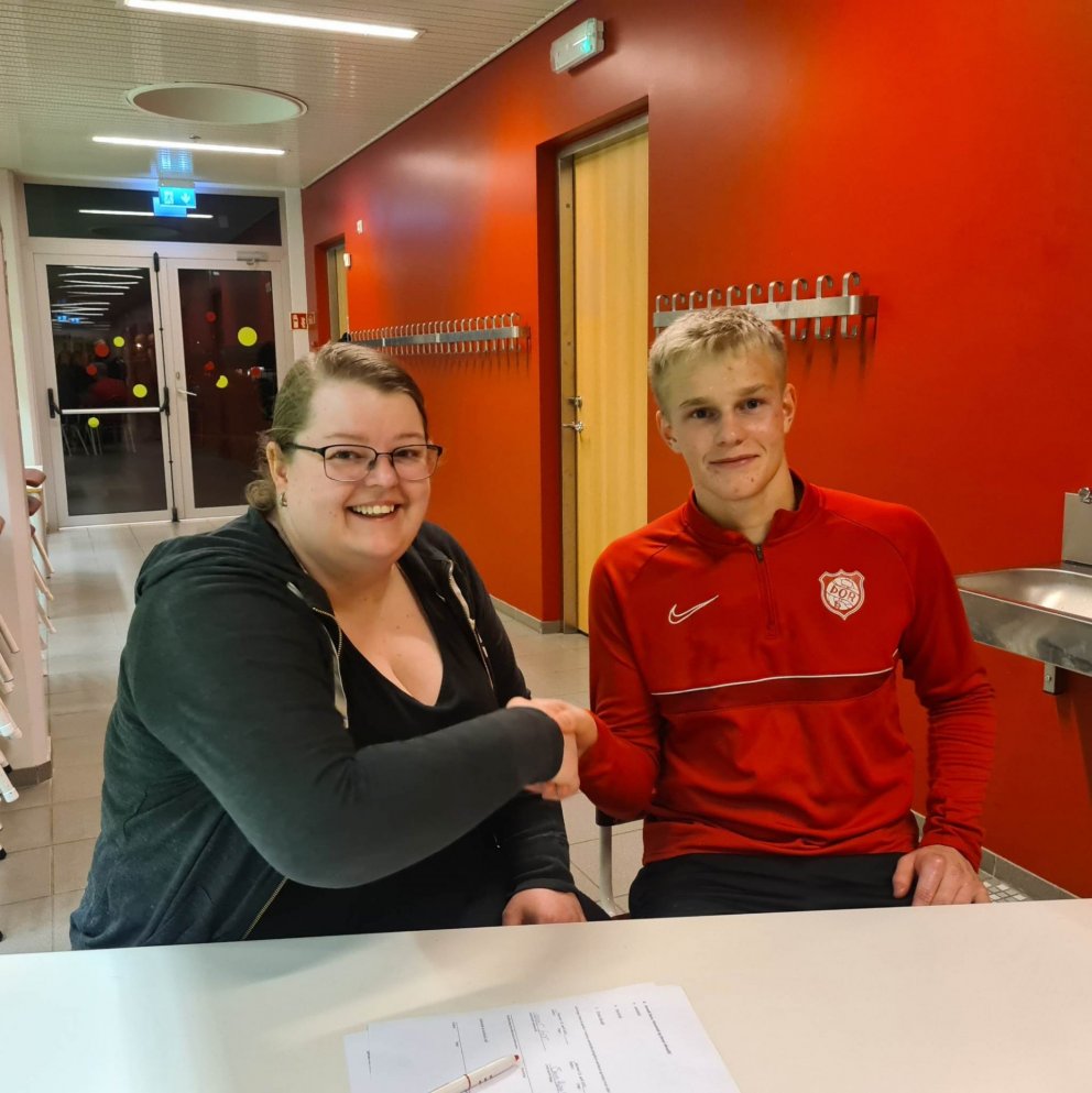 Sara Hrönn Viðarsdóttir úr stjórn handknattleiksdeildar Þórs handsalar samninginn við Sævar Þór Stef…