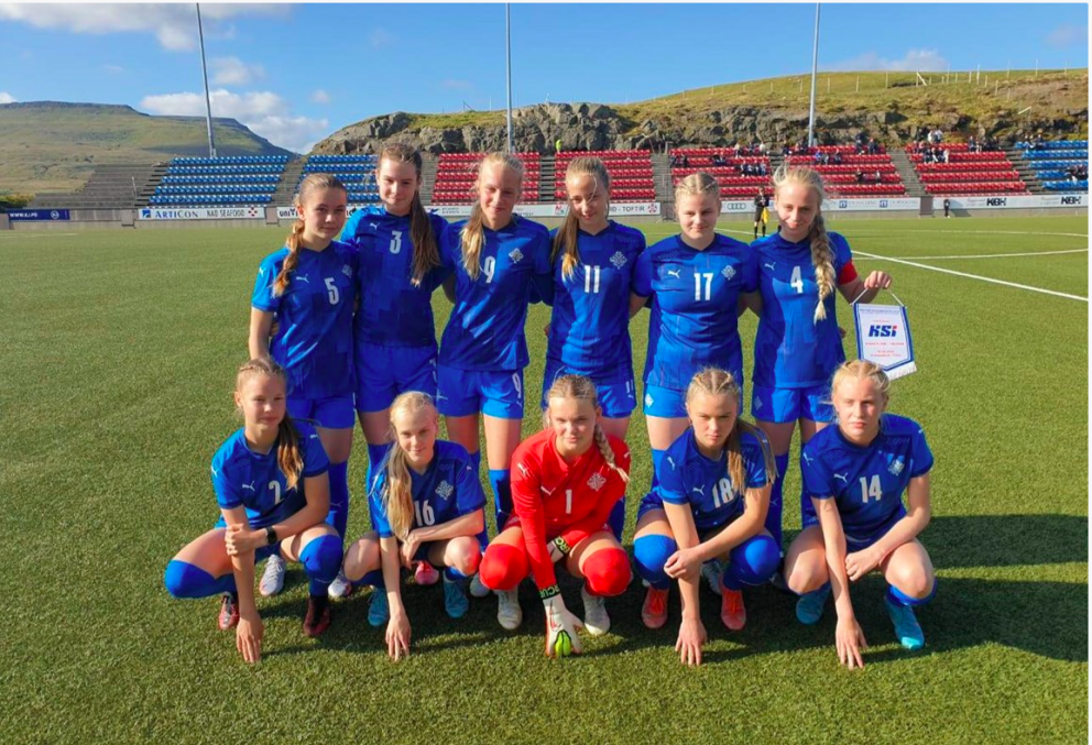 Kolfinna í treyju númer 5 og Karlotta númer 16.