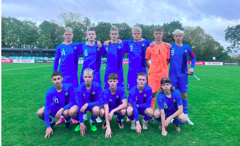 Kató er lengst til hægri í fremri röð. Mynd:KSÍ