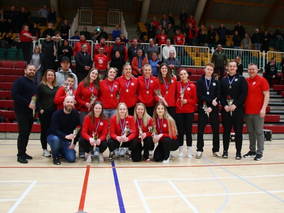 Kvennalið Þórs ásamt stjórn körfuknattleiksdeildar.