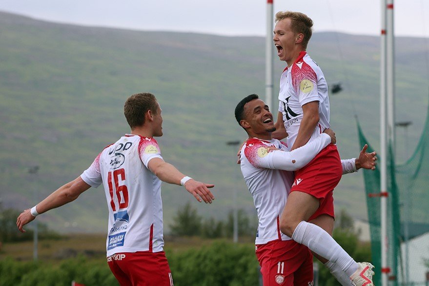 Mark og markaskorarar. Valdimar Daði Sævarsson, Mark Sörensen og Bjarni Guðjón Brynjólfsson fagna ma…