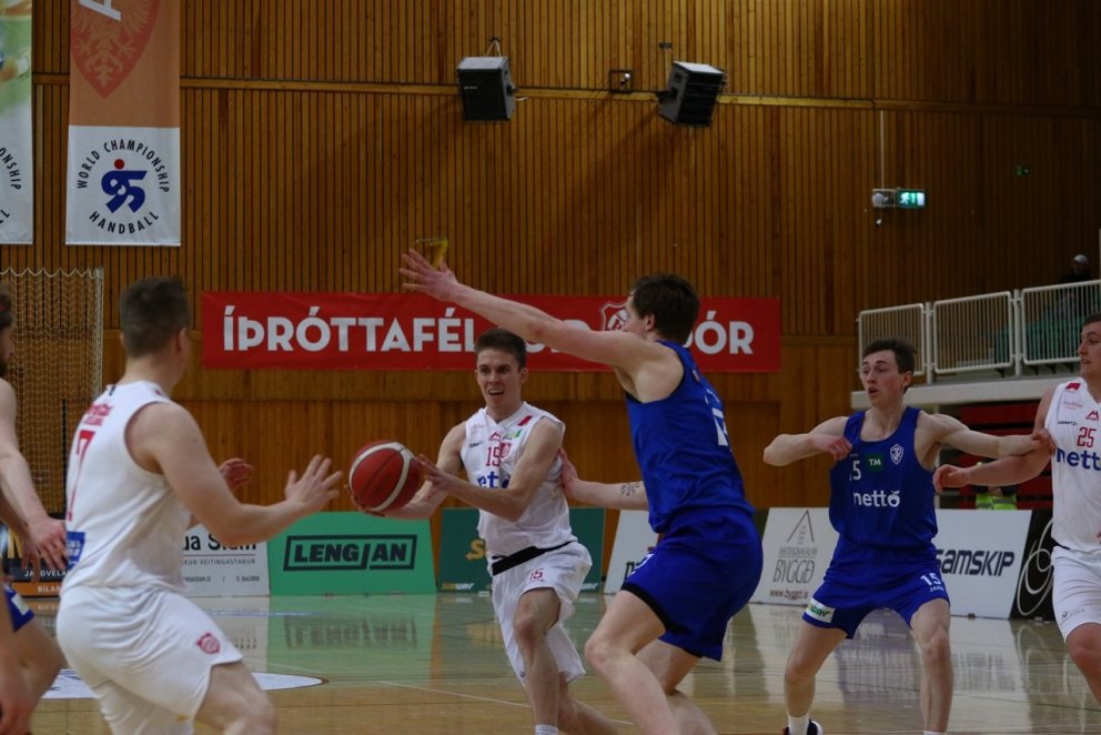 Naumt tap í fyrsta leik vetrarins