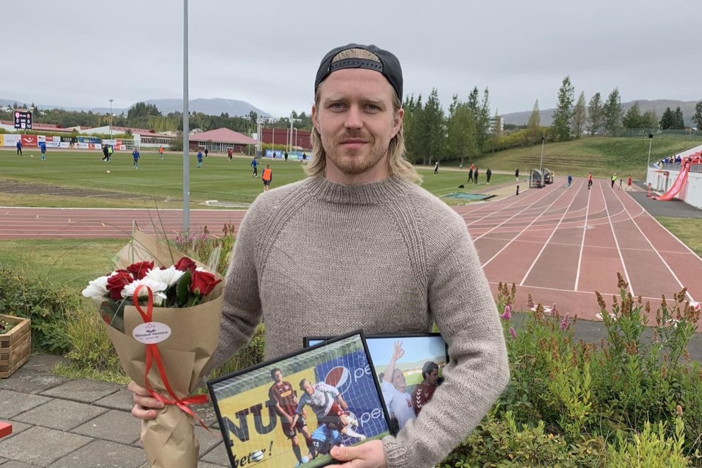 Sigurður Marinó Kristjánsson fékk blómvönd og myndir af sjálfum sér frá ferlinum með Þór.