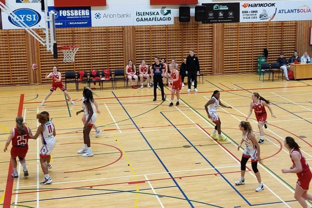 Hefna Ottósdóttir um það bil að grípa sendingu frá Maddie Sutton og setja niður einn af fimm þristum…
