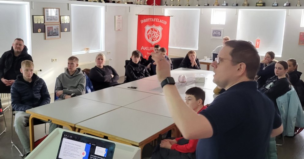 Snorri Örn Arnaldsson, mótastjóri KKÍ, messar yfir þátttakendum á byrjendanámskeiði A1.
