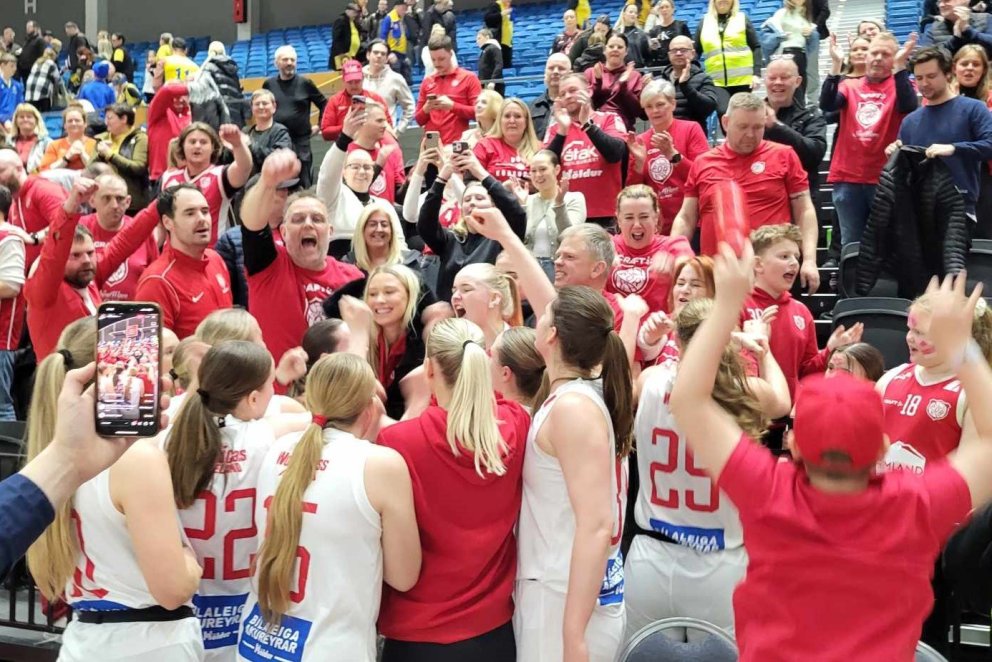 Gleði Þórsfjölskyldunnar var mikil og innileg í leikslok þegar ljóst var að stelpurnar okkar eru á l…
