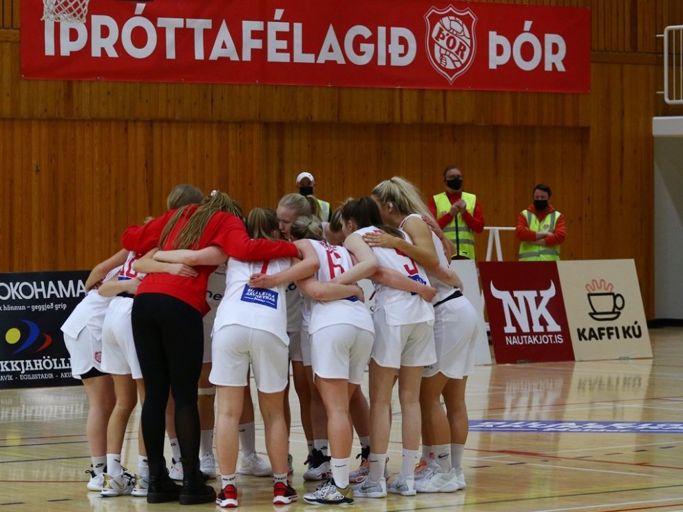 Stelpurnar mæta á parketið á morgun