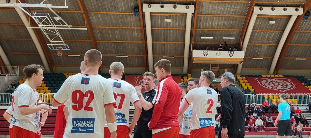 Geir Kristinn Aðalsteinsson, annar þjálfara Þórs, fer yfir málin í einu leikhléinu.