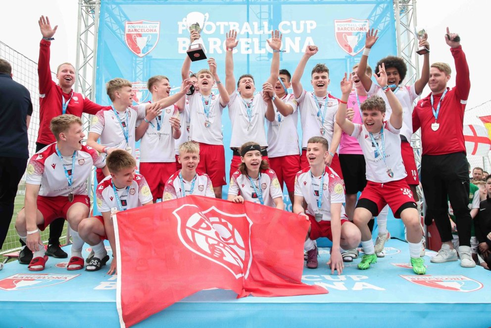 Þór 1 tekur á móti sigurverðlaunum á Barcelona Cup.