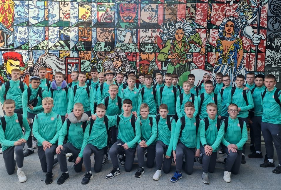 Leikmannahópurinn í flugstöðinni í Keflavík