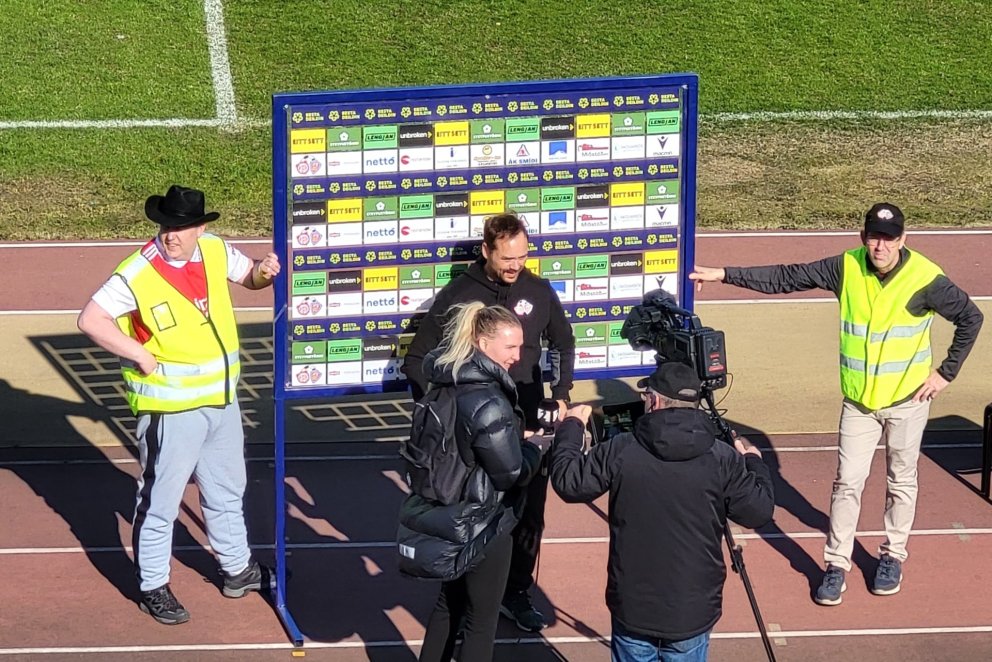 Vindurinn tók í öðru hverju á Þórsvellinum í dag og vissara að passa vel upp á plexíglerið.