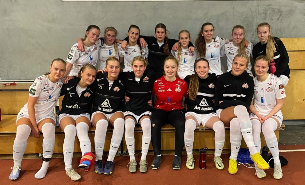 Að loknum sigri í dag. Aftari röð frá vinstri: Amalía Árnadóttir, Emelía Ósk Kruger, Bríet Jóhannsdó…