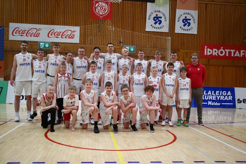 Drengir úr minnibolta 10 ára með meistararflokki í kvöld. Mynd: Palli Jóh