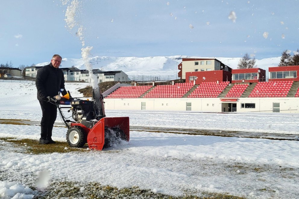 Viðar Marinósson og litli snjóblásarinn eru öllu léttari en stórar vinnuvélar með snjóblásara sem ha…