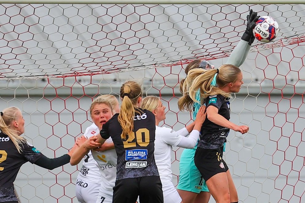 Hulda Ósk Jónsdóttir, Bryndís Eiríksdóttir og Margrét Árnadóttir sækja að marki Breiðabliks í einni …