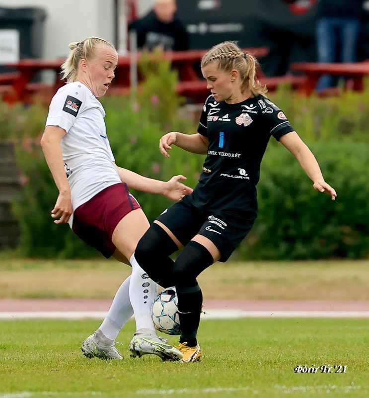 Karen María Sigurgeirsdóttir í návígi við Aldísi Maríu Jóhannsdóttur í leik Þórs/KA og Tindastóls su…