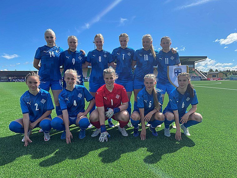 Angela í treyju númer 14