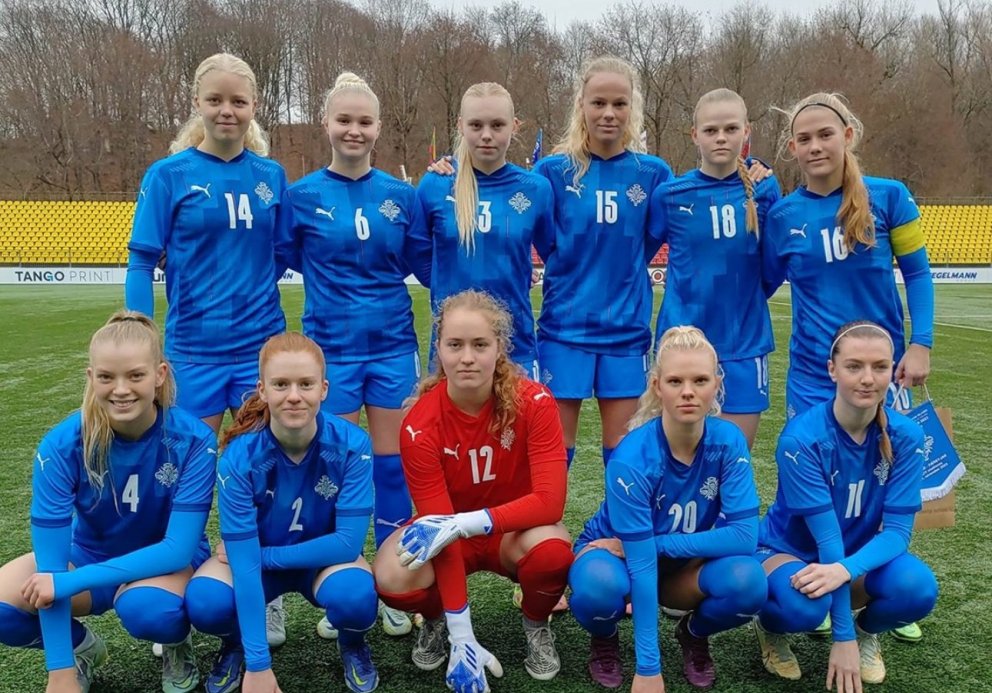Byrjunarlið Íslands gegn Færeyjum. Ísfold Marý Sigtryggsdóttir er lengst til vinstri í aftari röð og…