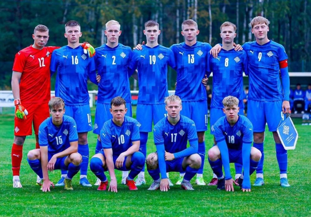 Bjarni Guðjón Brynjólfsson (nr. 8) og Aron Ingi Magnússon (nr. 17) í hópi liðsfélaga í U19 landsliði…