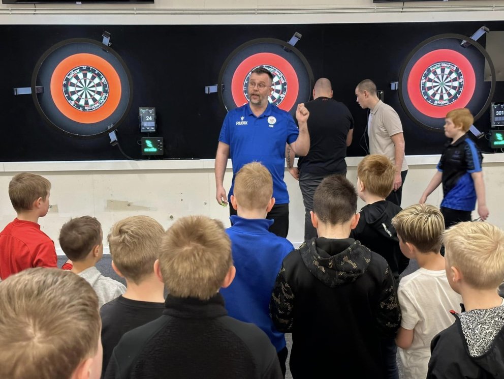 Pétur Rúðrik Guðmundsson, landsliðsþjálfari í pílukasti 18 ára og yngri, kynnir pílukastið fyrir áhu…