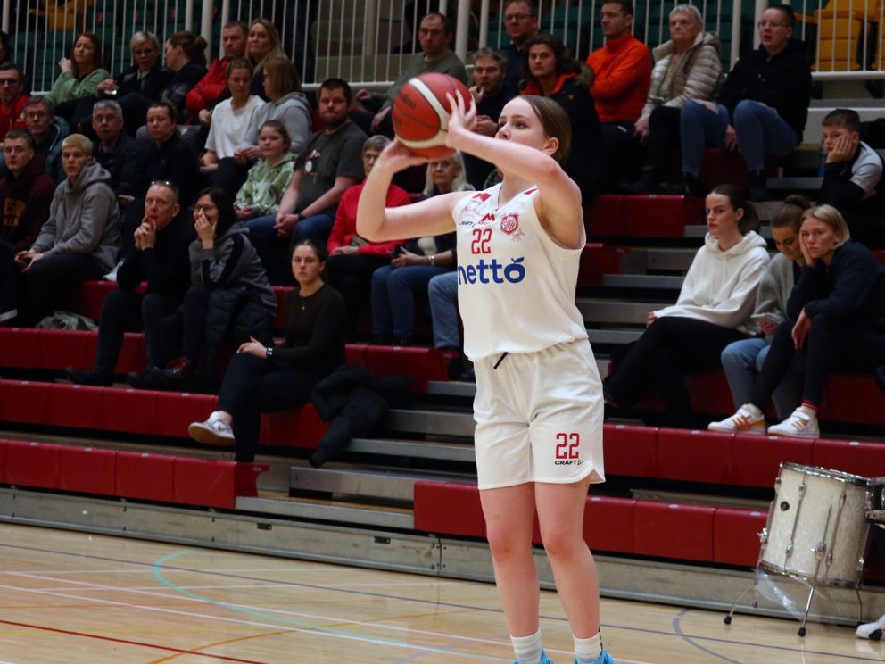 Vaka Jónsdóttir hleður í þrist sem steinlá