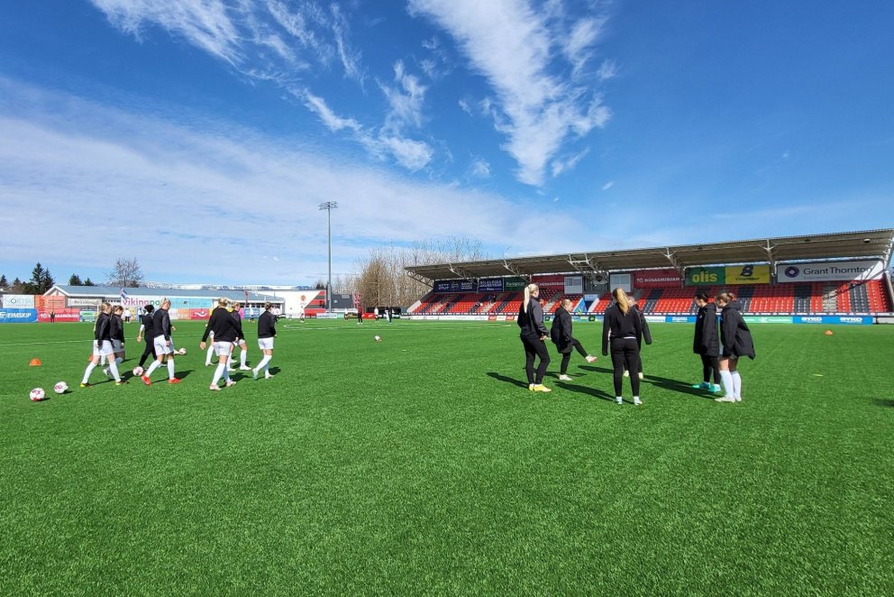 Frá upphitun fyrir leik Víkings og Þórs/KA í gær.