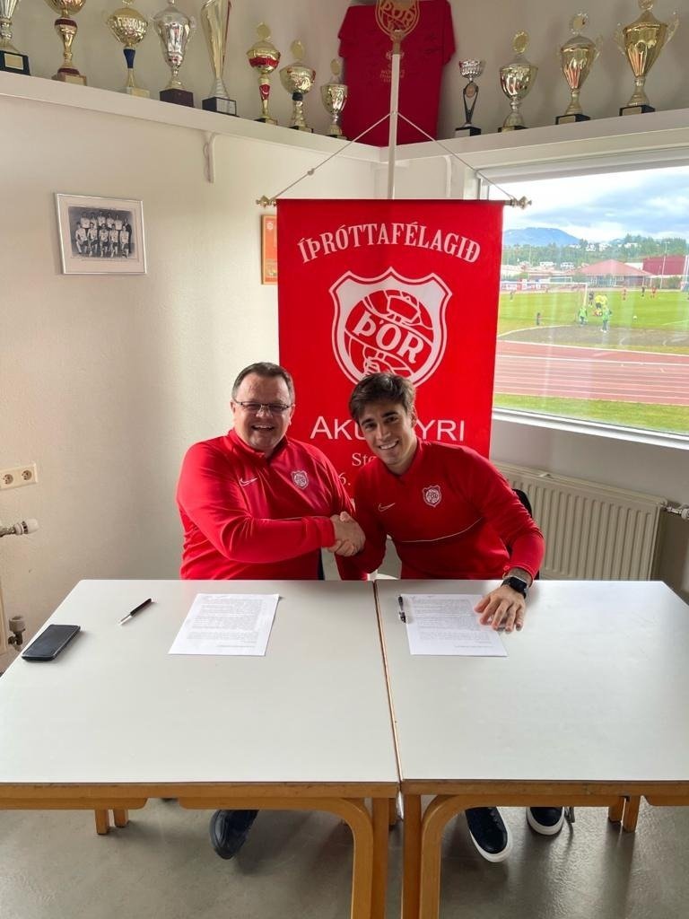 Ion og Bjarni Sigurðsson, formaður knattspyrnudeildar Þórs við undirritun samningsins